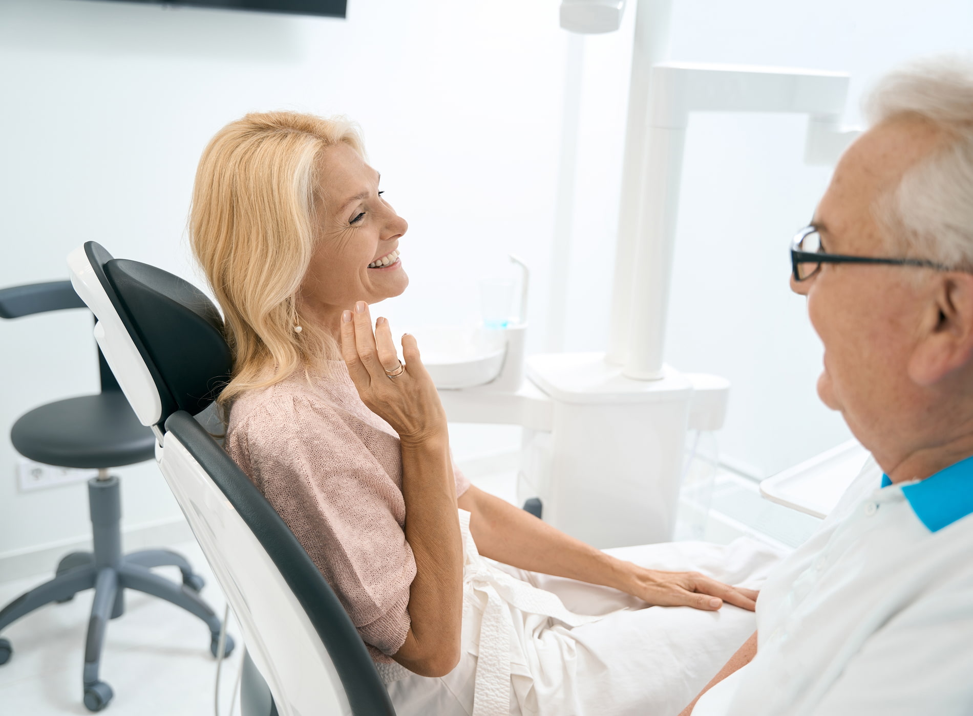 A detailed step-by-step guide to a dental implant consultation.